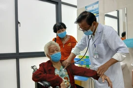 An old woman receives health check-up in Da Nang city (Photo: VNA)