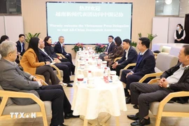 The meeting between the Vietnam Journalists’ Association delegation and their peers from the All-China Journalists Association in Beijing on November 4 (Photo: VNA)