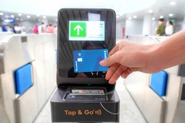 Metro passengers can now use NAPAS cards to pay for their rides in addition to other cashless payment options (Photo: Sacombank)