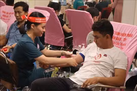 People donate their blood to save lives. (Photo: VNA)
