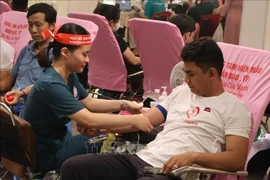 People donate their blood to save lives. (Photo: VNA)