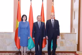 Party General Secretary To Lam (centre), Speaker of the Council of the Republic of the National Assembly Natalya Kochanova (L) and Chairman of the House of Representatives of NA Igor Sergeyenko (R) (Photo: VNA)