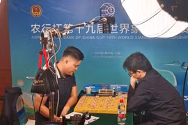 Vietnam’s xiangqi kingpin Lai Ly Huynh (L) at the match (Photo: VNA)