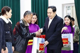 NA Chairman Tran Thanh Man presents 50 gift packages to policy beneficiary and disadvantaged families (Photo: VNA)