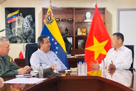 Vietnamese Ambassador to Venezuela Vu Trung My (R) meets with Governor of Trujillo State Gerardo Marquez. (Photo: VNA)