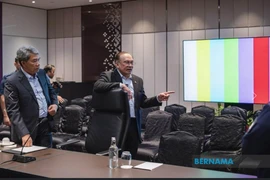  Malaysian Prime Minister Datuk Seri Anwar Ibrahim, accompanied by Foreign Minister Datuk Seri Mohamad Hasan (left), inspects the preparations for the 47th ASEAN Summit at the Kuala Lumpur Centre on October 13 (Photo: Bernama)