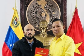 Vietnamese Ambassador to Venezuela Vu Trung My (R) and Professor Jose Javier Diaz Macadan (Photo: VNA)