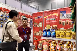 A buyer searches for food products at the fair. (Photo: VNA)