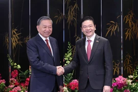 General Secretary of the Communist Party of Vietnam (CPV) Central Committee To Lam (L) and Singaporean Prime Minister and Secretary-General of the ruling People's Action Party (PAP) Lawrence Wong. (Photo: VNA)