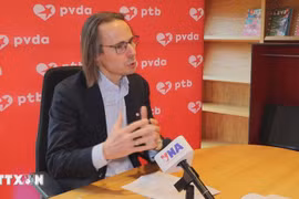 Benjamin Pestieau, Deputy General Secretary of the Workers’ Party of Belgium (PTB), speaks to Vietnam News Agency correspondents in Brussels. (Photo: VNA)