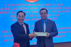 VGCL President Nguyen Dinh Khang (L) and Chairman of the RoK’s National Labour Relations Commission (NLRC) Kim Tae-gi (Photo: VNA)