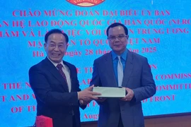 VGCL President Nguyen Dinh Khang (L) and Chairman of the RoK’s National Labour Relations Commission (NLRC) Kim Tae-gi (Photo: VNA)
