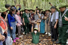 The Ho Chi Minh City Military High Command and the Ho Chi Minh City Veterans’ Association organise a friendship exchange programme gathering local war veterans and soldiers of the Gia Dinh Regiment, together with Lao and Cambodian students at the Cu Chi Tunnels Historical Site on October 29, 2022. (Photo: VNA)