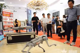Delegates experience artificial intelligence products displayed at a workshop themed "Artificial Intelligence - New driving force for Da Nang's development". (Photo: qdnd.vn)