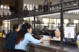Customers conduct transactions at the State Bank of Vietnam’s Regional Branch No. 2. (Photo: VNA)