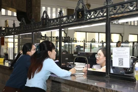 Customers conduct transactions at the State Bank of Vietnam’s Regional Branch No. 2. (Photo: VNA)