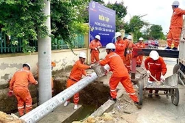 EVNHANOI conducts drills to ensure power grid safety in the face of complicated developments of storms and floods. (Photo: VNA)