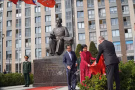 Madame Ngo Phuong Ly and St. Petersburg Governor Aleksandr Beglov mark the inauguration of Ho Chi Minh Square on July 29. (Photo: VNA)