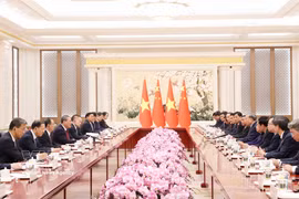 At the meeting between General Secretary of the Communist Party of Vietnam (CPV) Central Committee and State President To Lam and Chinese Premier Li Qiang in Beijing on April 15. (Photo: VNA)