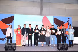 Vietnamese Ambassador to the RoK Vu Ho honours coffee processing firms and artisans. (Photo: VNA)