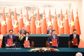 Officials sign cooperation documents in Beijing on April 15 in the presence of Party General Secretary and President of Vietnam To Lam, and his Chinese counterpart Xi Jinping (Photo: VNA)