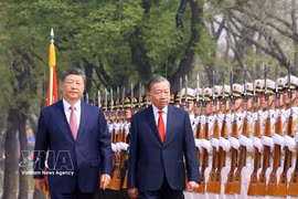 General Secretary of the Communist Party of China (CPC) Central Committee and President of China Xi Jinping (L) and General Secretary of the Communist Party of Vietnam (CPV) Central Committee and President of Vietnam To Lam view the guard of honour of the Chinese People’s Liberation Army in Beijing on the morning of April 15. (Photo: VNA)
