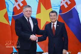 Prime Minister Le Minh Hung and Slovak Prime Minister Robert Fico at a joint press briefing on April 13. (Photo: VNA)