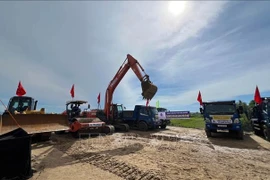 Machinery and equipment at the groundbreaking ceremony for a resettlement project serving the high-speed railway in Da Nang city. (Illustrative photo: VNA)