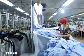 Workers make garment products for export. (Photo: VNA)