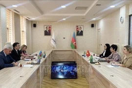 VNA General Director Vu Viet Trang (centre, right) and Chairman of the Board of the Azerbaijan State News Agency (AZERTAC) Vugar Alyev (centre, left) hold talks on May 8. (Photo: VNA)