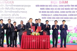 Representatives of Dien Bien and Phongsali provinces sign a cooperation agreement at the talks on December 25, 2024 in Dien Bien city. (Photo: VNA)