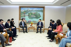 Deputy Prime Minister Le Thanh Long (R) receives Chinese Ambassador to Vietnam He Wei in Hanoi on December 25. (Photo: VNA)