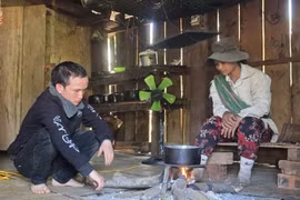 A Nhanh (left), a resident of Dak Na commune in Tu Mo Rong district, former Kon Tum province, was rescued after being lured to Cambodia by the false promise of an easy work with high pay. (Photo: VNA)