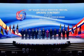 Malaysian Prime Minister Anwar Ibrahim (sixth from left) poses for a photo with foreign ministers of ASEAN countries, Timor Leste and ASEAN Secretary-General Dr. Kao Kim Hourn at the opening ceremony of the AMM-58 on July 9. (Photo: VNA)