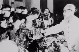 President Ho Chi Minh meets with journalists from domestic and international press agencies in Hanoi in May 1968. (Photo: VNA)