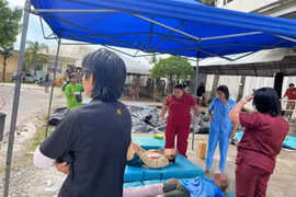 Medical personnel of the Cebu Provincial Hospital in Bogo City, Cebu on October 1 attend to patients injured from the magnitude 6.9 earthquake that rocked the city on September 30 night. (Photo: pna.gov.ph)