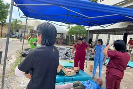 Medical personnel of the Cebu Provincial Hospital in Bogo City, Cebu on October 1 attend to patients injured from the magnitude 6.9 earthquake that rocked the city on September 30 night. (Photo: pna.gov.ph)