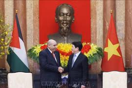 State President Luong Cuong (R) welcomes Speaker of the Jordanian House of Representatives Mazen Turki El Qadi in Hanoi on February 3. (Photo: VNA)