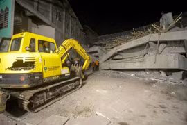 At the scene of a collapsed prayer house in East Java province, Indonesia, on September 29. (Photo: Xinhua/VNA)