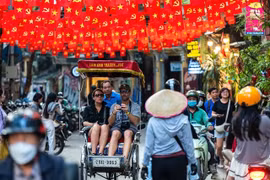 International tourists enjoy cyclo rides through Hanoi’s Old Quarter. (Photo: znews.vn)
