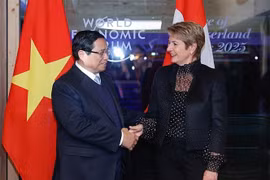 Prime Minister Pham Minh Chinh (left) and Swiss President Karin Keller-Sutter at their meeting in Davos on January 21 (Photo: VNA)