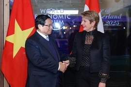 Prime Minister Pham Minh Chinh (left) and Swiss President Karin Keller-Sutter at their meeting in Davos on January 21 (Photo: VNA)