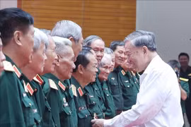 Party General Secretary To Lam (R) meets with ex-revolutionaries and war heroes in Hanoi on July 31. (Photo: VNA)