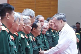 Party General Secretary To Lam (R) meets with ex-revolutionaries and war heroes in Hanoi on July 31. (Photo: VNA)