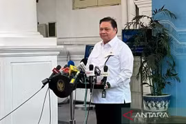 Coordinating Minister for Economic Affairs Airlangga Hartarto in a press statement at the Presidential Palace Complex, Jakarta on March 19. (Photo: ANTARA)