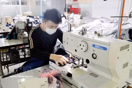 At an export-oriented apparel factory in Hung Yen province. (Photo: VNA)