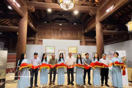 Delegates cut the ribbon to open the exhibition. (Photo: VNA)
