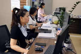 Corporate employees at Trang Due Industrial Park, Hai Phong city, register for personal income tax refunds. New tax deductions have been added to the 2025 Law on Personal Income Tax. (Photo: VNA) 
