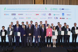 Executives of Vietnamese banks pose for a photo with the founding members of the Alliance for Green Commercial Banks. (Photo: VNA)