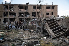 A building destroyed by a missile strike in Dimona, Israel, on March 22, 2026. (Photo: Xinhua/VNA)